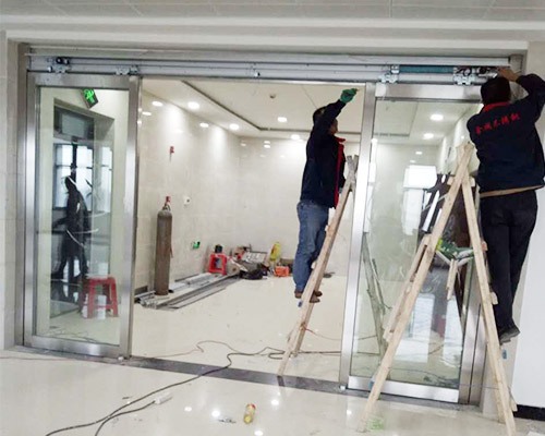 玻璃感應門施工中